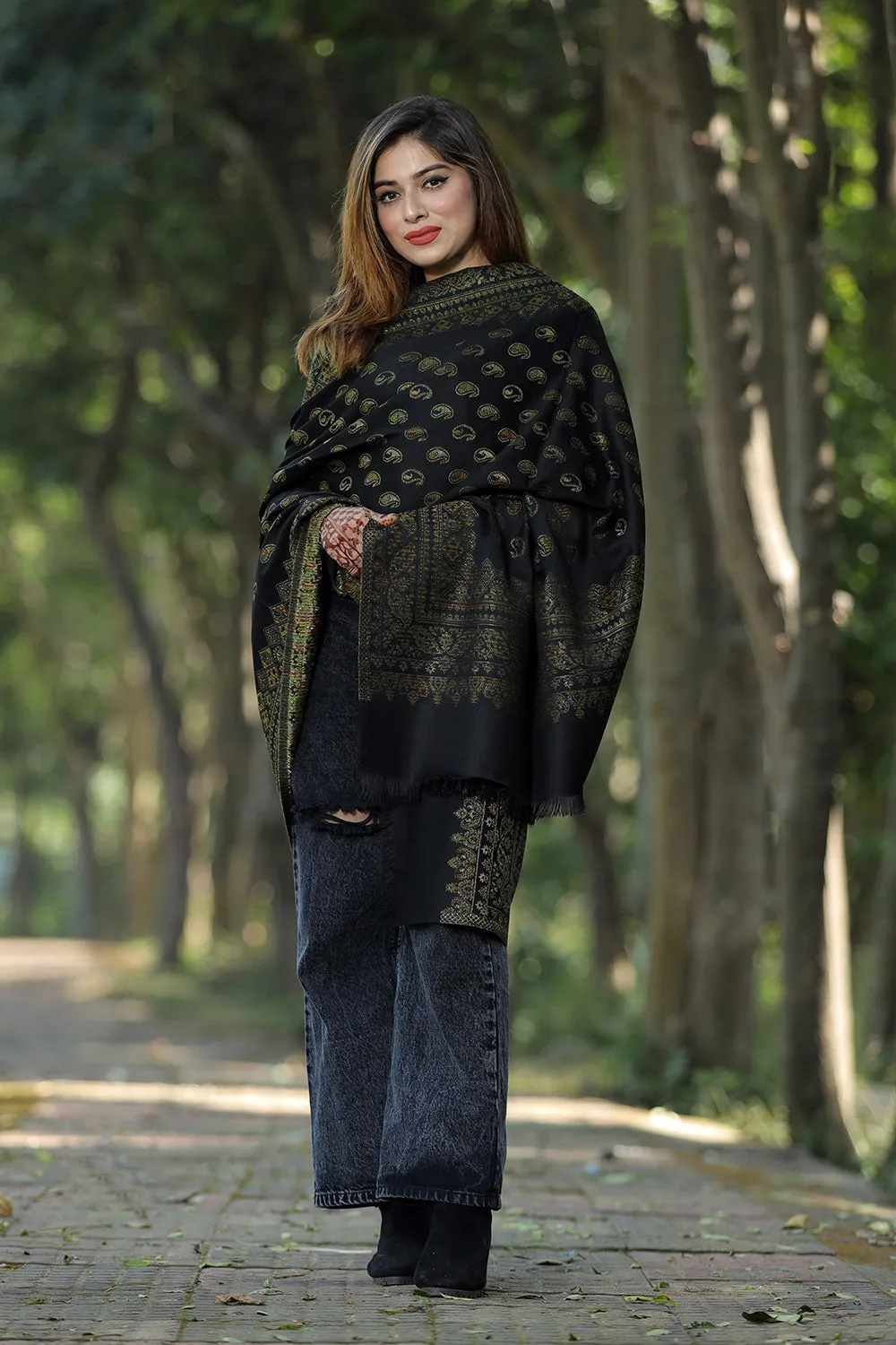 BLACK COLOUR  SHAWL DEFINES WITH ZARI & KANI WORK ROYAL AND LUXURIOUS EXTREMELY COMFORTABLE FOR ALL EVENTS