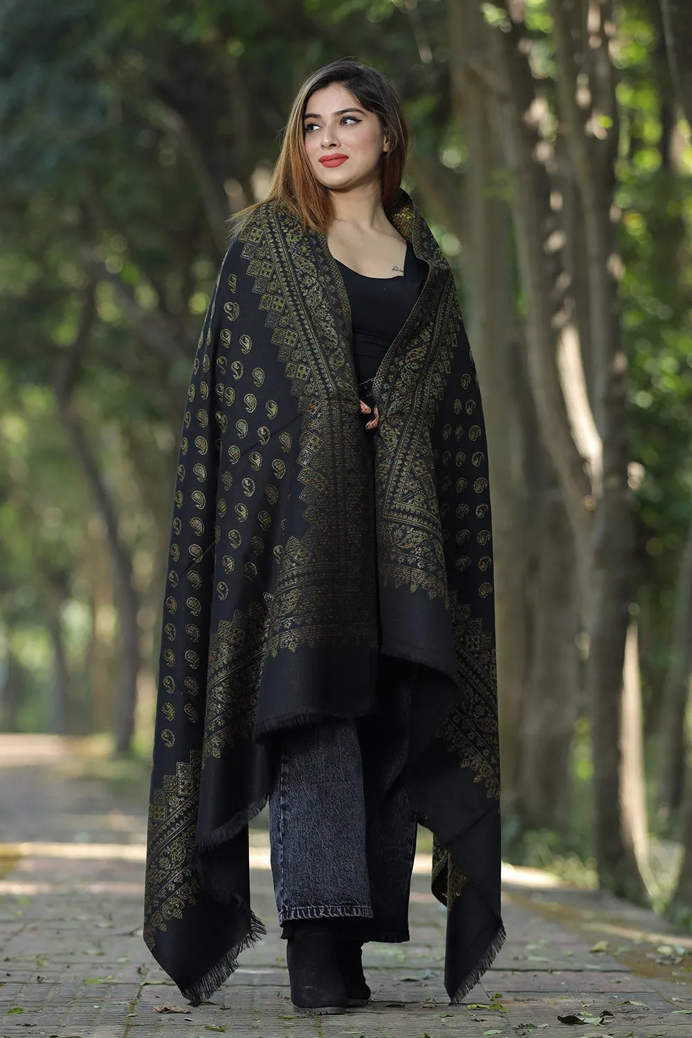 BLACK COLOUR  SHAWL DEFINES WITH ZARI & KANI WORK ROYAL AND LUXURIOUS EXTREMELY COMFORTABLE FOR ALL EVENTS